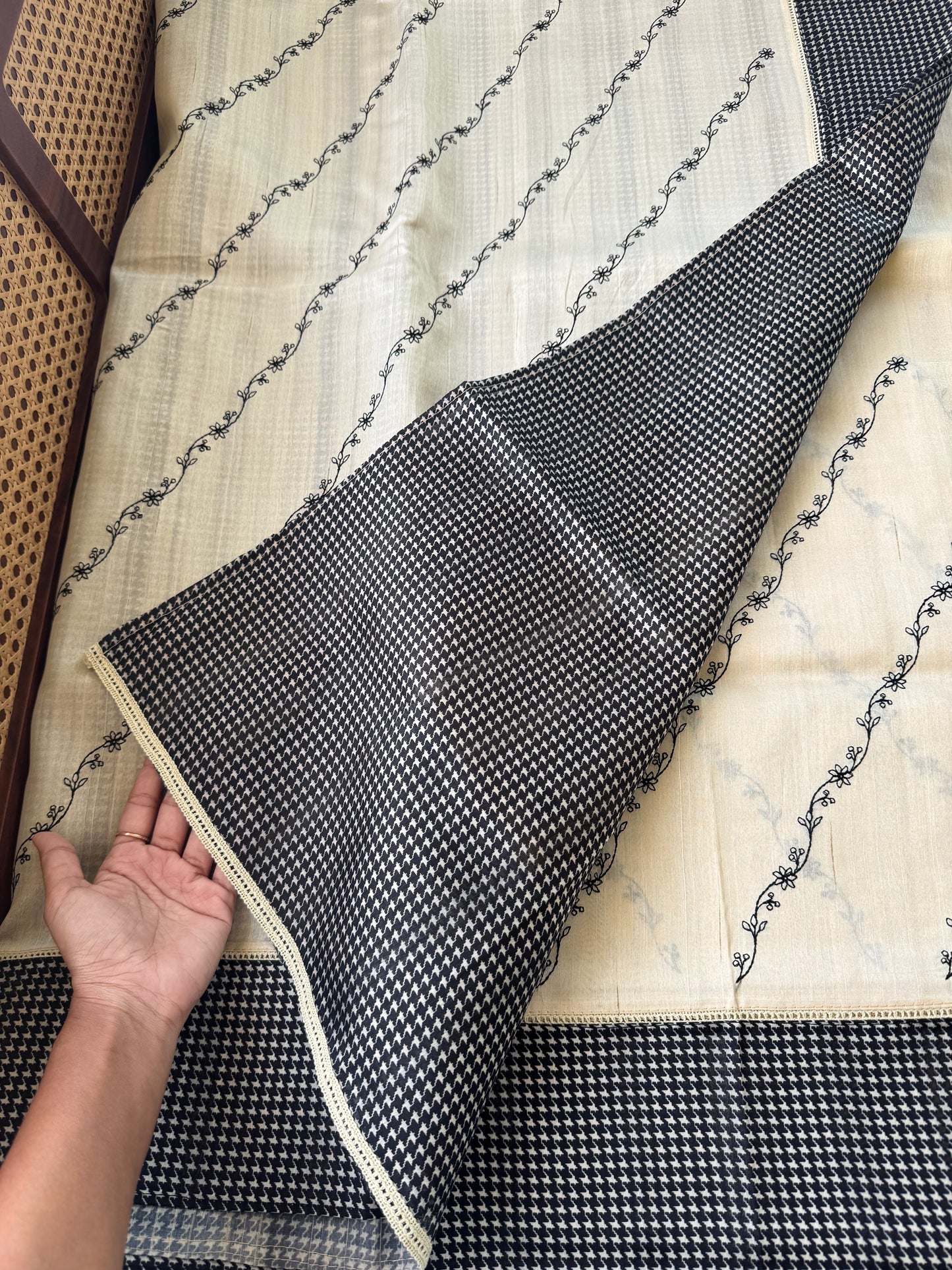 Tussar Blend - Beige & Black