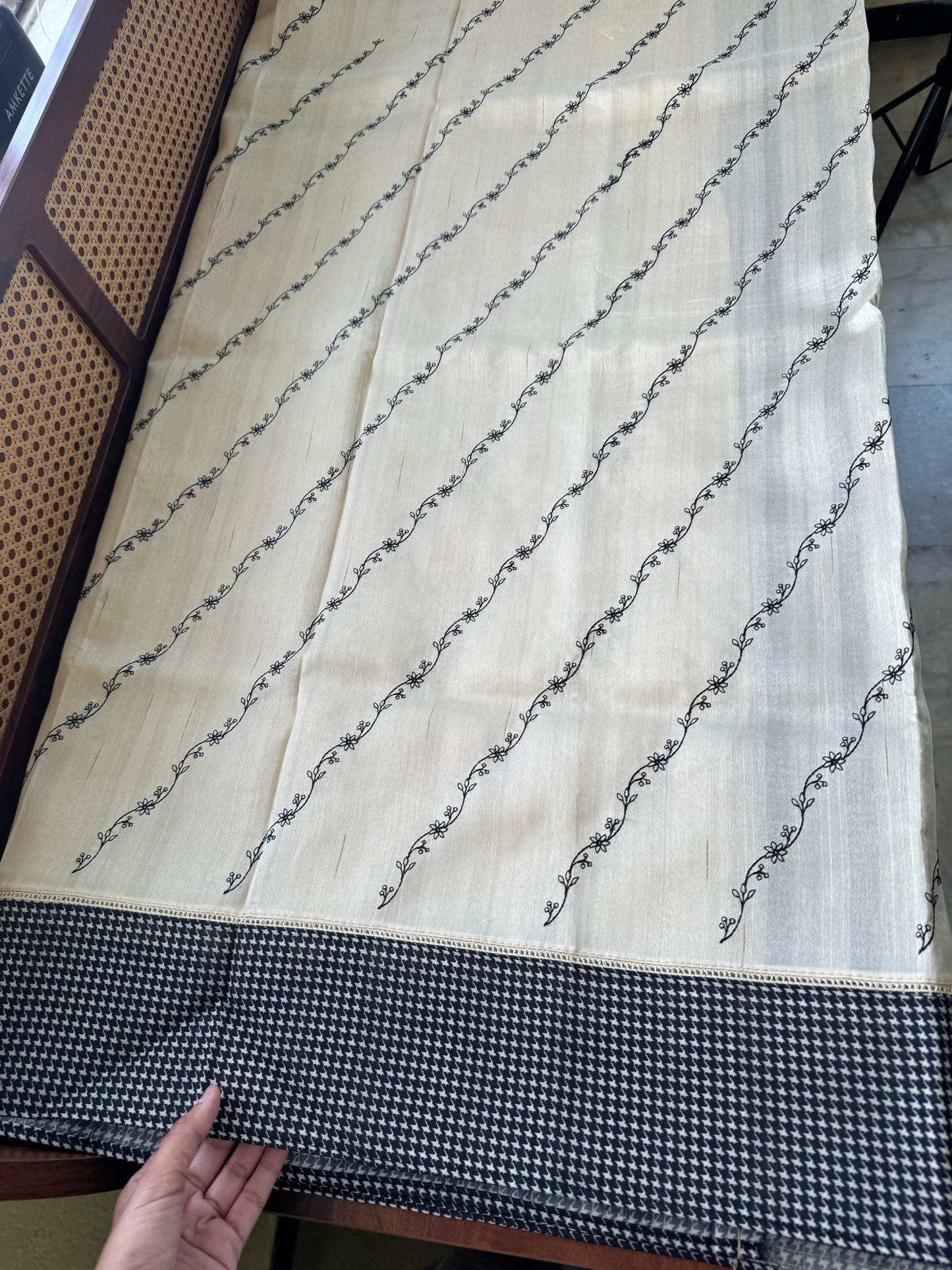 Tussar Blend - Beige & Black